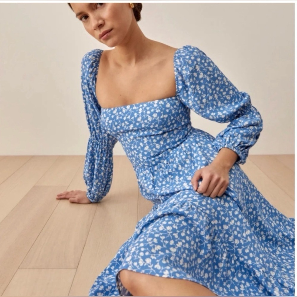 Reformation dress size 6 flattering silhouette, accentuated by the puff sleeves